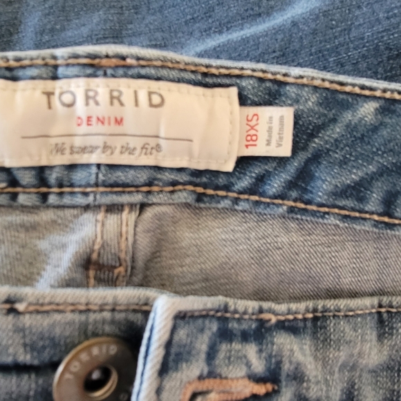 TORRID Premium Stretch High-Rise Jean 18 Ex-Short - Picture 4 of 4
